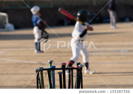 夢想成為職業棒球選手並努力奮鬥的棒球少年 夢想成為職業棒球選手並努力奮鬥的棒球少年 135387350