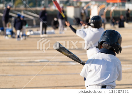 夢想成為職業棒球選手並努力奮鬥的棒球少年 夢想成為職業棒球選手並努力奮鬥的棒球少年 135387351