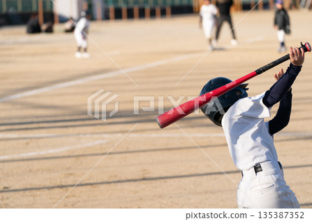 夢想成為職業棒球選手並努力奮鬥的棒球少年 135387352