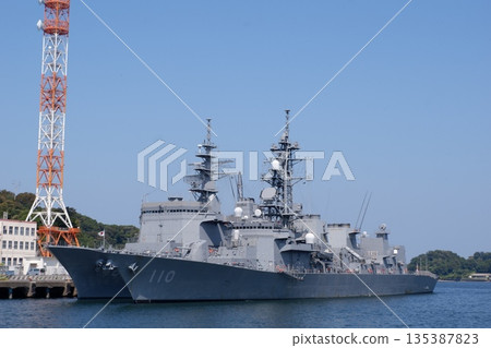 驅逐艦「高波號」和掃雷艦「浦賀號」停泊在長浦港。 135387823