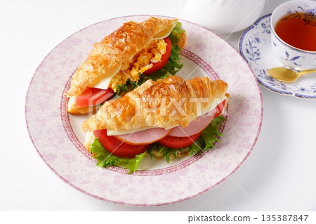 牛角包三明治早餐 牛角包三明治早餐 135387847