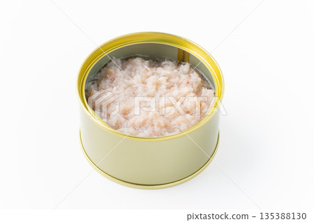 白色背景上的罐裝煮雪蟹 135388130