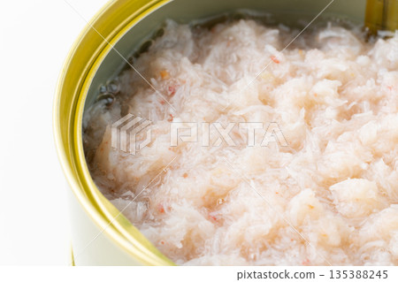 罐裝煮雪蟹的特寫鏡頭 135388245