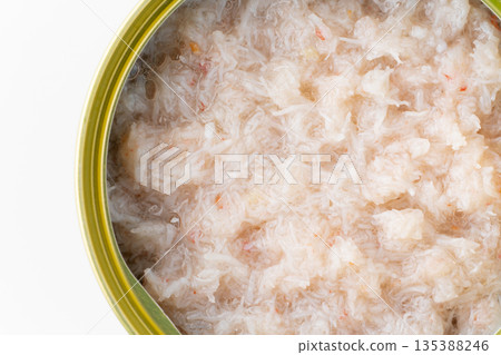 罐裝煮雪蟹的特寫鏡頭 135388246