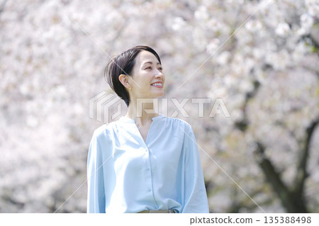 與盛開的櫻花一起散步的女人 135388498