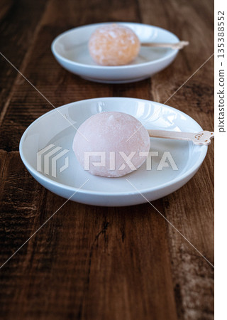 盛放在白色盤子上的美味日式甜點 135388552