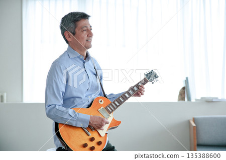 彈電吉他的老人 135388600