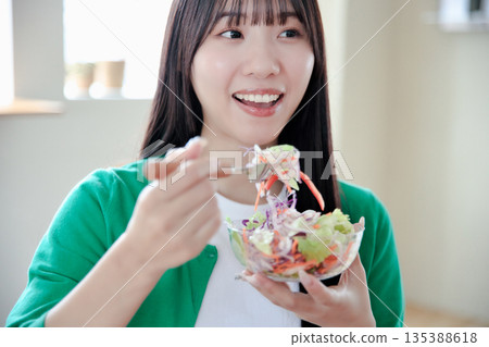 吃沙拉的一個少婦 吃沙拉的一個少婦 135388618