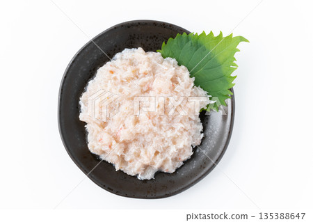 煮熟的雪蟹（蟹肉碎）盛放在白色背景的盤子裡 135388647