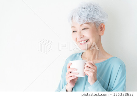 senior woman with mug 135388652