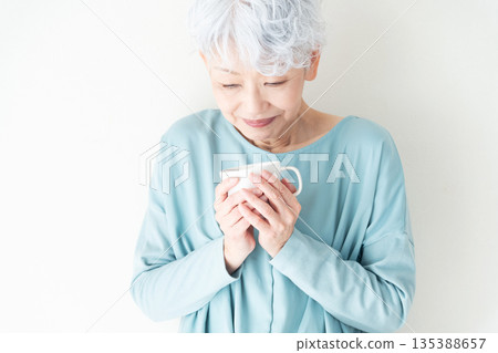 有杯子的資深婦女 135388657