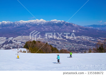 冬季，從長野縣富士見町富士見全景度假村纜車山頂站附近可以欣賞到八嶽山脈和滑雪者的全景。 135388672