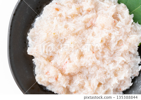盤子裡盛著煮熟的雪蟹（蟹肉碎）的特寫鏡頭 135388844