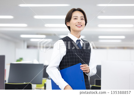 身著職業制服的女士肖像 身著職業制服的女士肖像 135388857