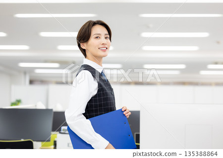 身著職業制服的女士肖像 135388864