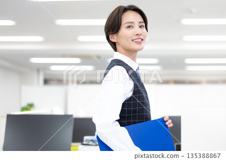 身著職業制服的女士肖像 135388867