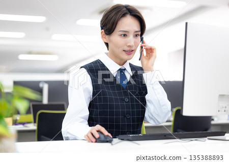 戴著對講機的女商人 135388893