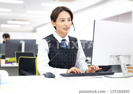 戴著對講機的女商人 戴著對講機的女商人 135388895