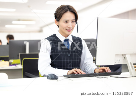 戴著對講機的女商人 135388897