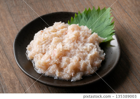 紅燒雪蟹（蟹肉絲）盛於盤中 135389003