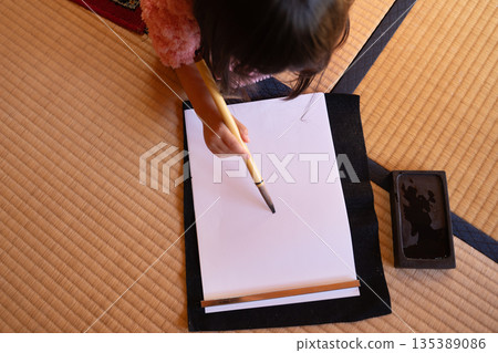 做書法的女孩 135389086