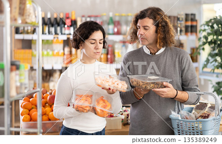 Husband and wife choose shrimp and shellfish Bolinus brandaris together for a homemade lunch at supermarket 135389249
