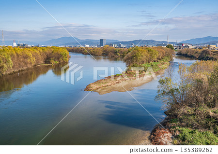京都桂川與鴨川交會處的冬季景色 京都桂川與鴨川交會處的冬季景色 135389262