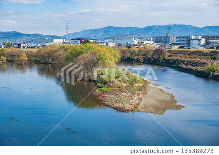 京都桂川與鴨川交會處的冬季景色 135389273
