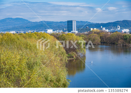 京都桂川的冬季景色 135389274