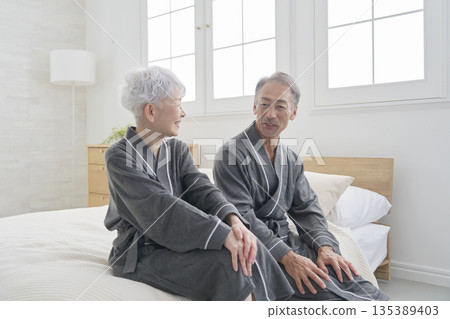 一對老年夫婦在臥室裡交談 135389403