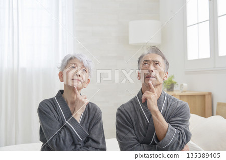 一對老年夫婦在臥室裡思考 135389405