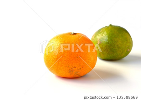 Ripe and unripe mandarins on a white background Ripe and unripe mandarins on a white background 135389669