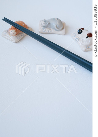 Blue chopsticks and cute cat chopstick rest on white background Blue chopsticks and cute cat chopstick rest on white background 135389939