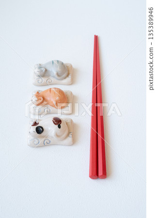 紅色筷子和可愛的貓咪筷子放在白色背景上 135389946