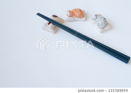 藍色筷子和可愛的貓咪筷子放在白色背景上 135389954
