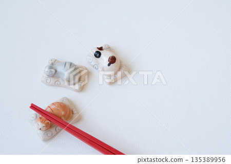 紅色筷子和可愛的貓咪筷子放在白色背景上 紅色筷子和可愛的貓咪筷子放在白色背景上 135389956