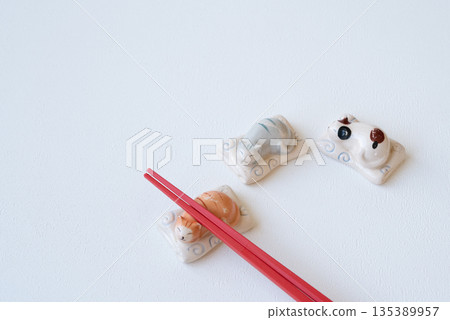 紅色筷子和可愛的貓咪筷子放在白色背景上 135389957