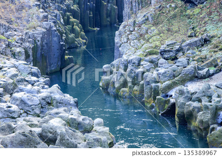 宮崎縣高千穗町高千穗峽的柱狀節理峭壁 135389967