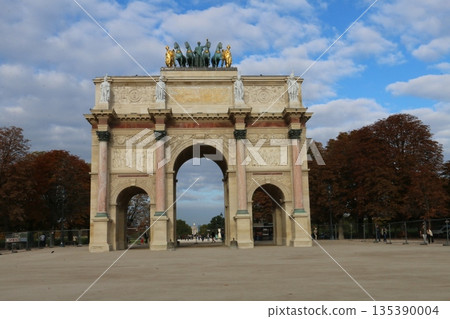 卡魯塞爾凱旋門位於羅浮宮西側 135390004