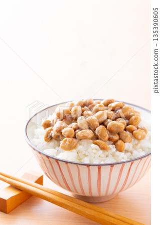 Eat natto rice 135390605