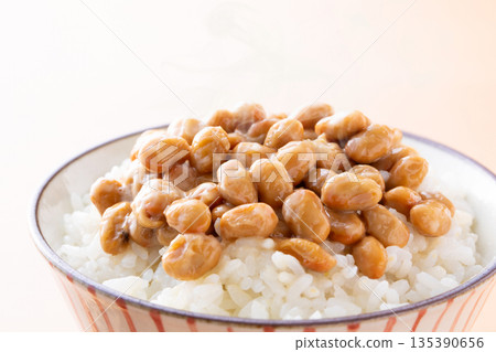 Eat natto rice 135390656