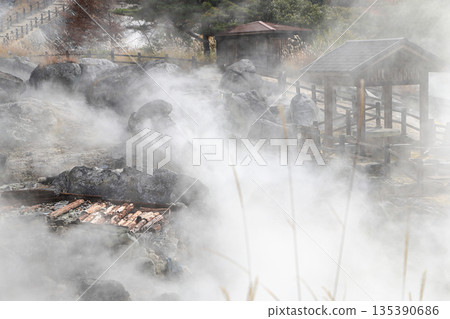在雲仙地獄谷和大糸地獄，空氣中瀰漫著硫磺的氣味。 135390686