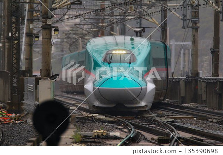 Tohoku Shinkansen bottleneck...E5 series Shinkansen passing through the at-grade intersection at Fukushima Station 135390698