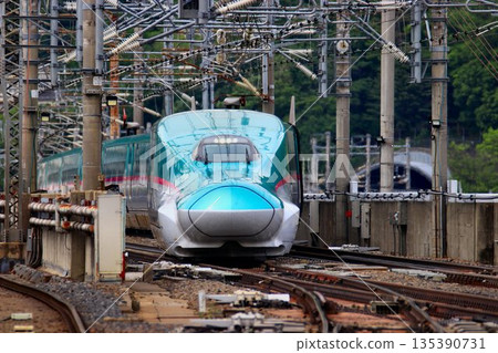 東北新幹線瓶頸...E5系列新幹線通過福島站地面交叉路口 135390731