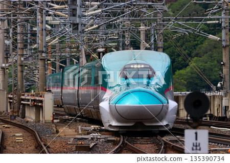 Tohoku Shinkansen bottleneck...E5 series Shinkansen passing through the at-grade intersection at Fukushima Station Tohoku Shinkansen bottleneck...E5 series Shinkansen passing through the at-grade intersection at Fukushima Station 135390734