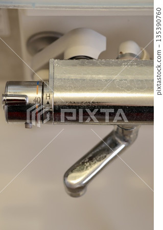 浴室水龍頭未清洗，表面佈滿水垢。 135390760