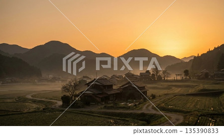 在晨光中染色的梯田 135390833