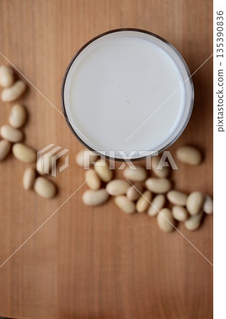 一杯蒸黃豆和豆漿 一杯蒸黃豆和豆漿 135390836
