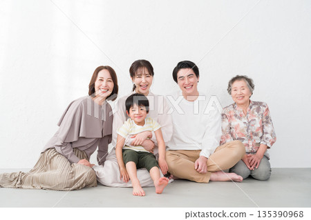 笑容滿面的四代同堂 135390968