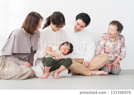 笑容滿面的四代同堂 135390970